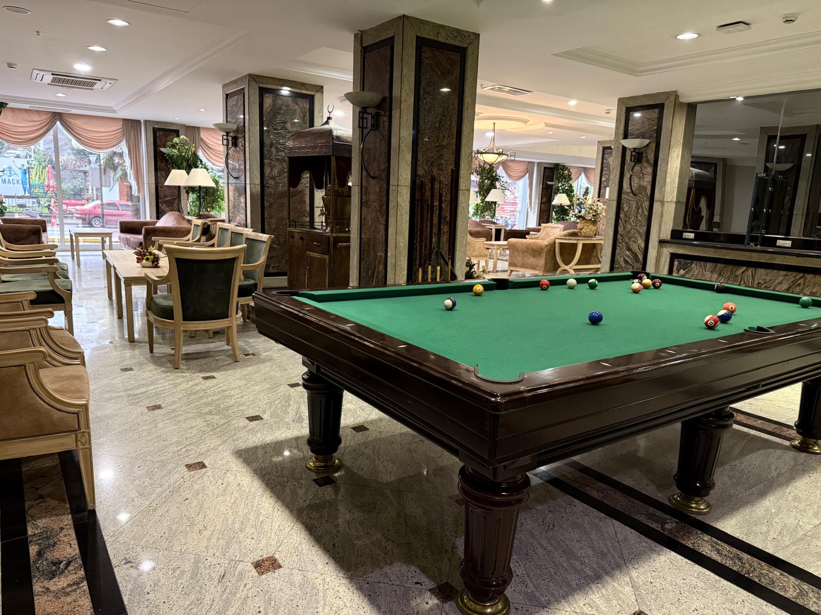 Beyaz örtülü şık yemek salonu