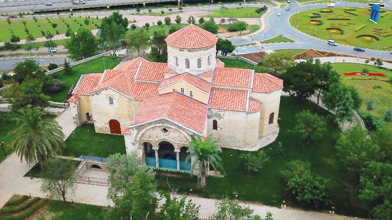 Trabzon Ayasofya'sının deniz manzaralı genel görünümü