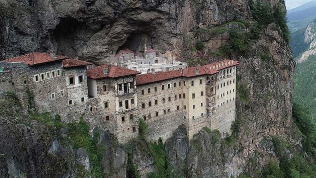 Sümela Manastırı'nın dağ yamacındaki dış görünümü