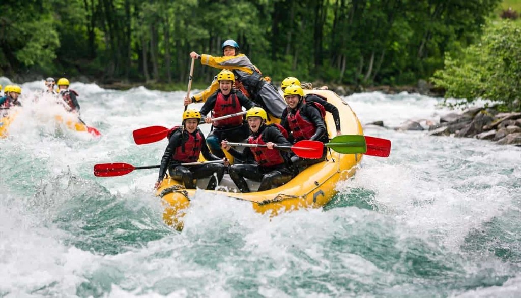 Akarsuda rafting yapan ekip