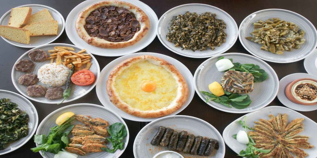 Trabzon mutfağından çeşitli yöresel yemeklerin yer aldığı sofra
