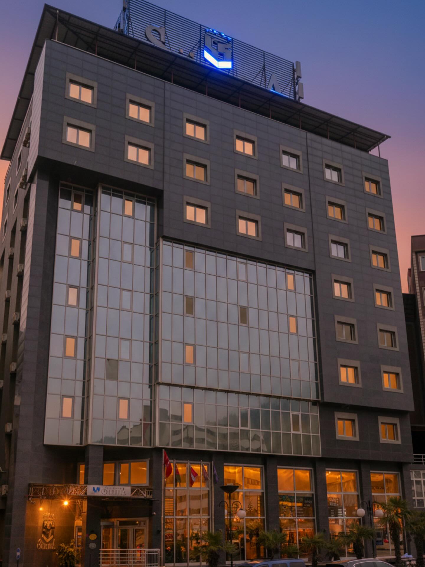 Otel havuzu ve çevresi