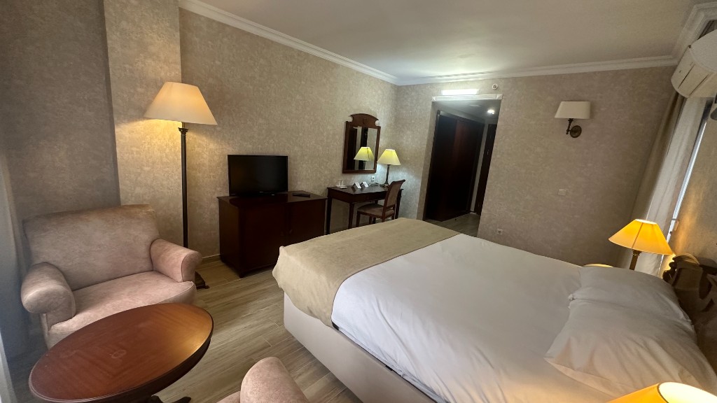 Standart oda yatak ve oturma alanı görünümü