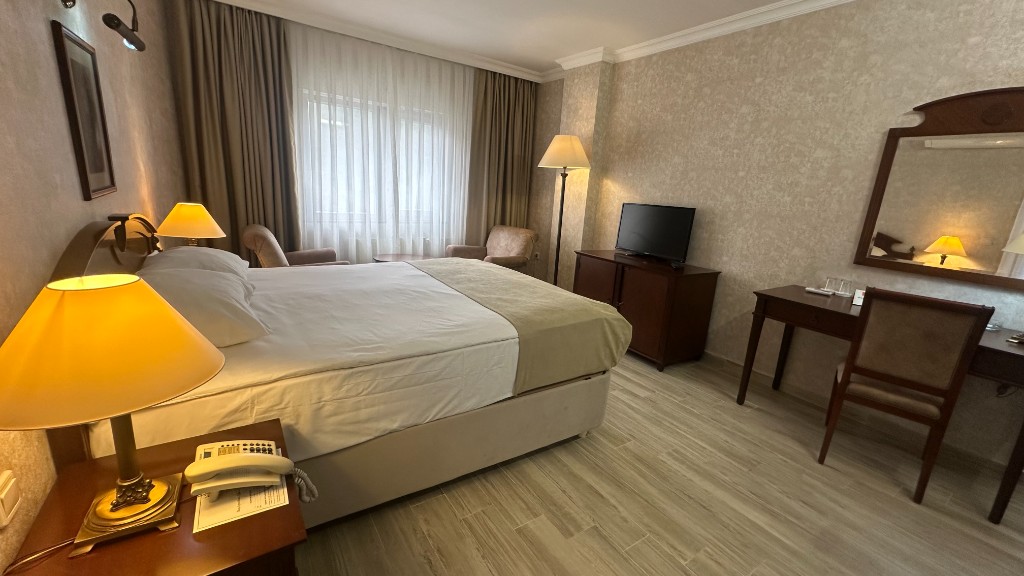 Standart oda farklı açıdan iç mekan görünümü